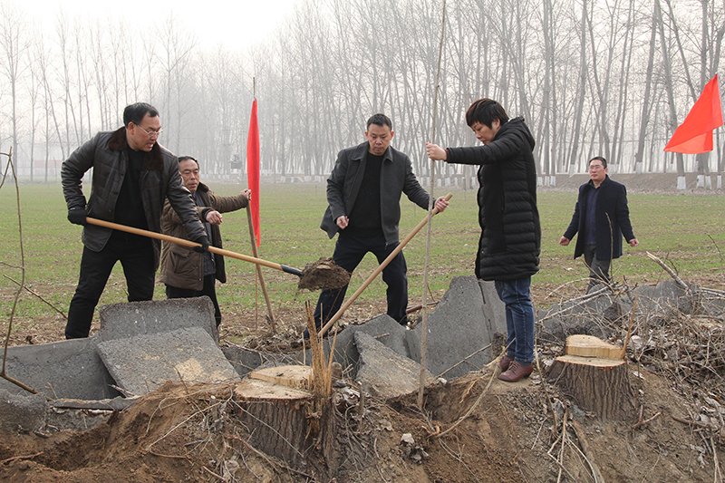 博農(nóng)集團(tuán)領(lǐng)導(dǎo)、基層黨政負(fù)責(zé)人等同志積極參加植樹活動